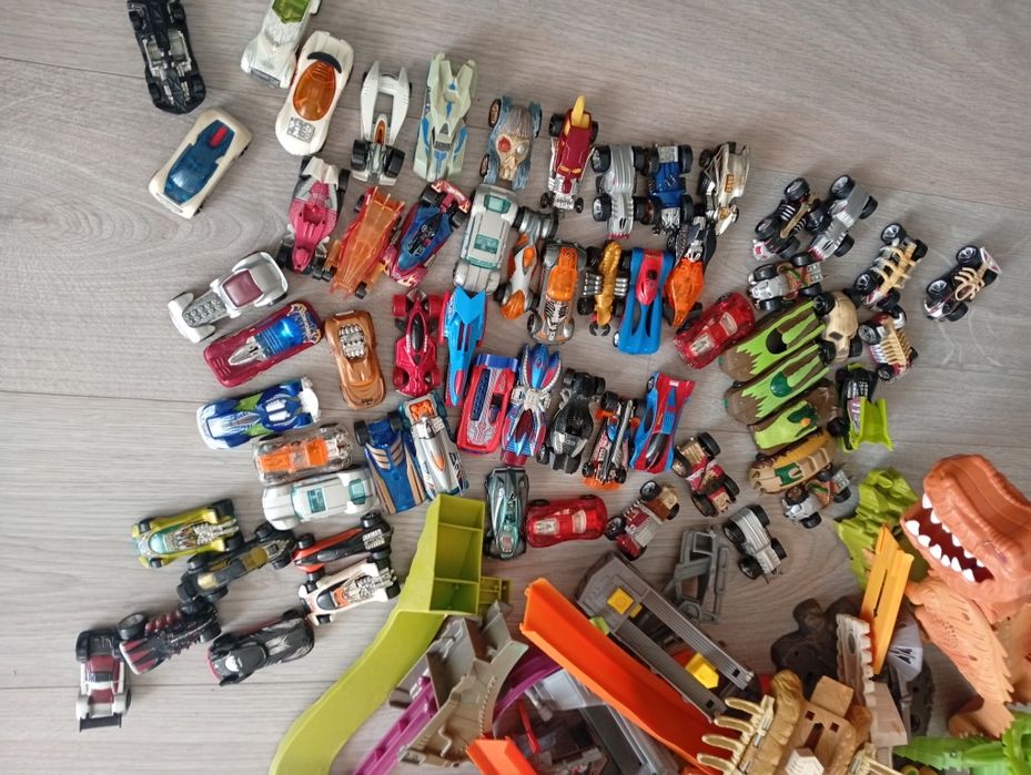 Peças pistas hotweels + respectivos carrinhos (61)