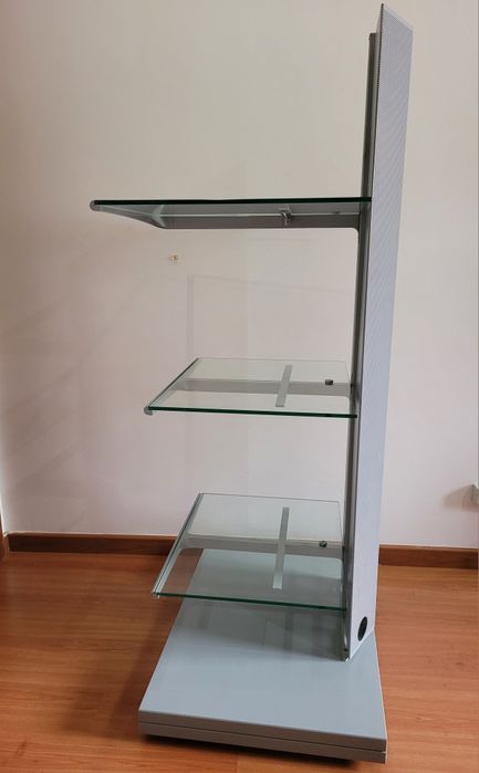 Móvel para televisão com duas prateleiras móveis e com rodas na base