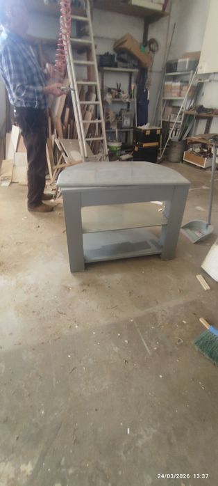 Mesa de TV com tampo giratório em muito bom estado