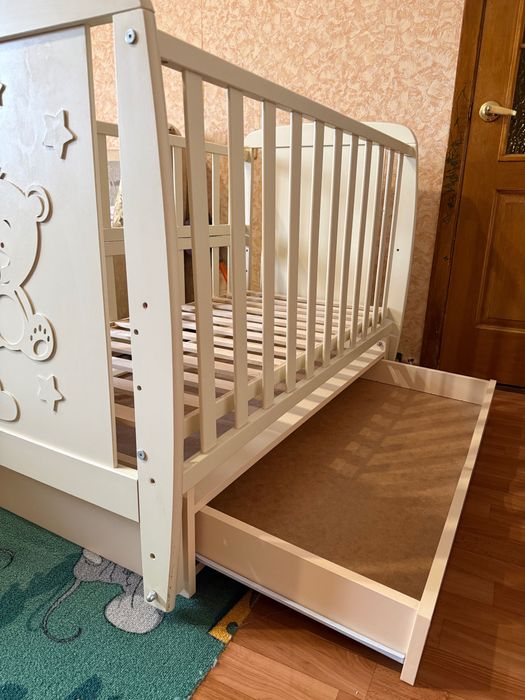 Дитяче ліжечко з шухлядою і маятником