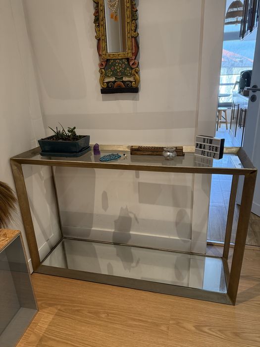 Aparador em ferro e vidro