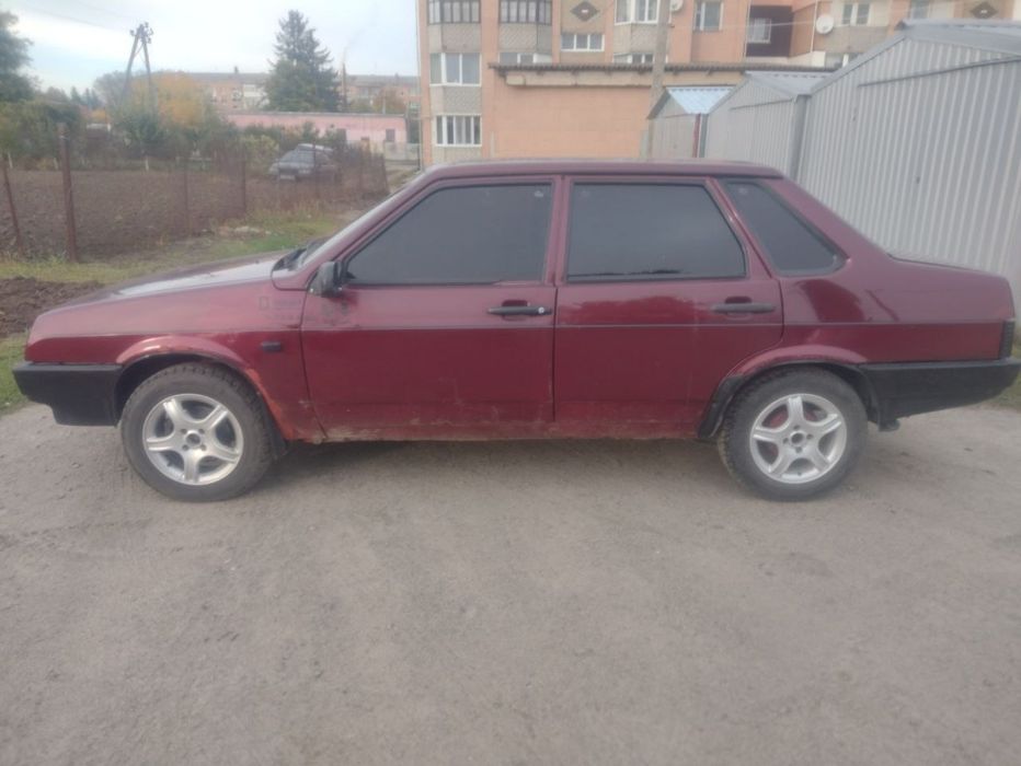 ВАЗ 21099 технічно в доброму стані.