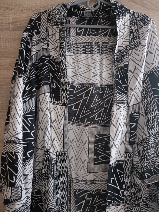 Czarno biała wzorzysta narzutka z wiskozy plus size