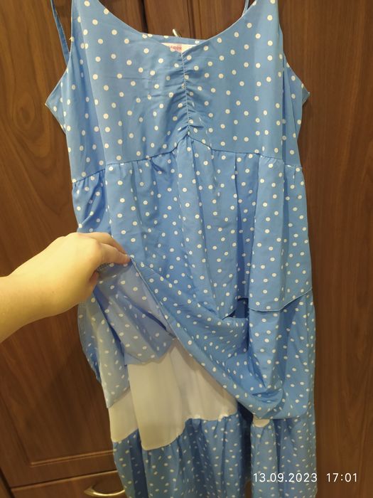 Блакитна сукня в горошок