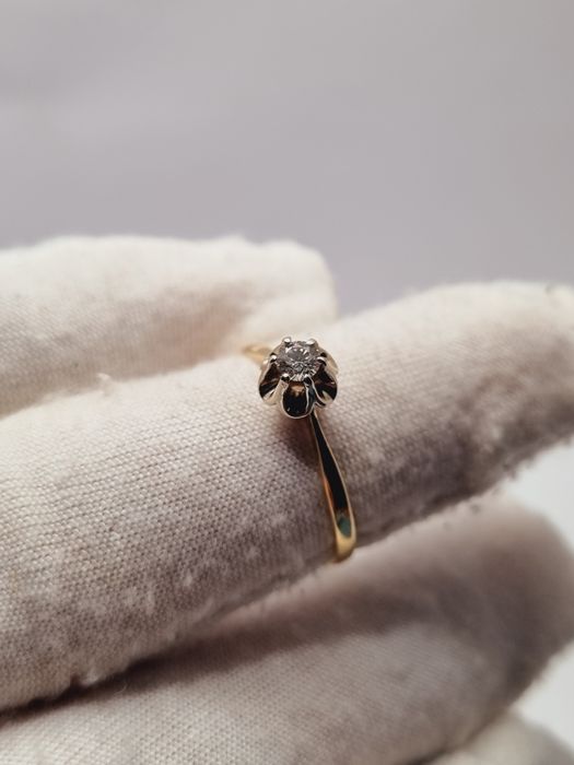 Золотое кольцо с бриллиантом