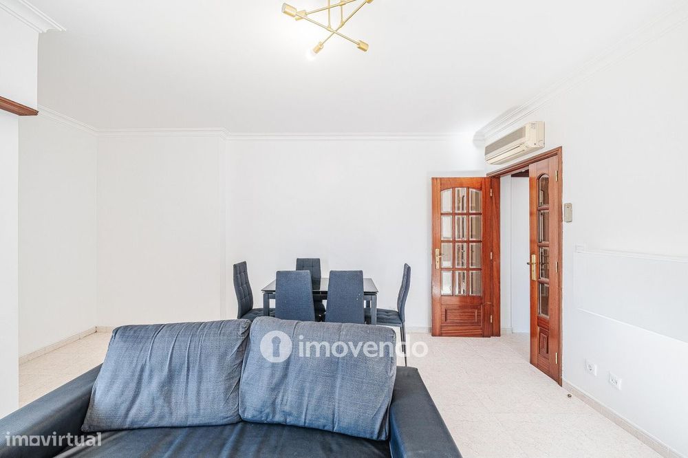Apartamento T2, com lugar de estacionamento e arrecadação, na Ramada