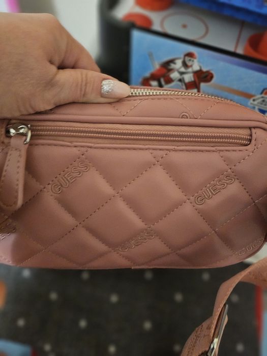 Torebka nerka damska Guess