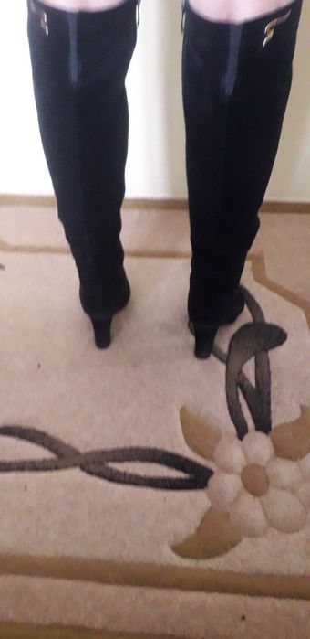 Чоботи ботфорди зимові 38р на хутрі замшеві бренду Lonza