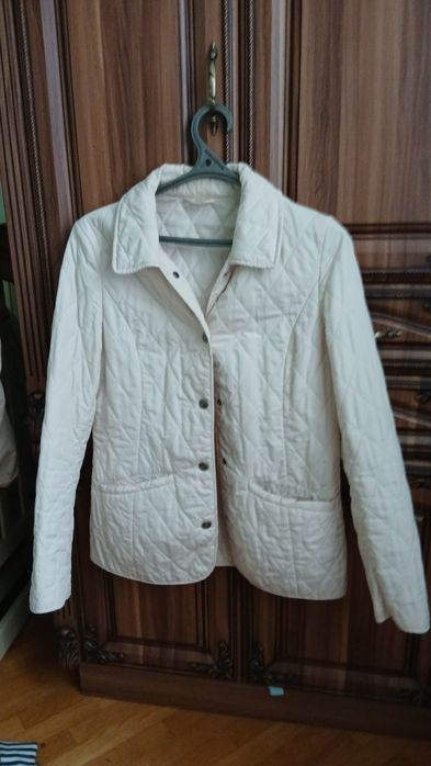 Весняна жіноча куртка молочного кольору
