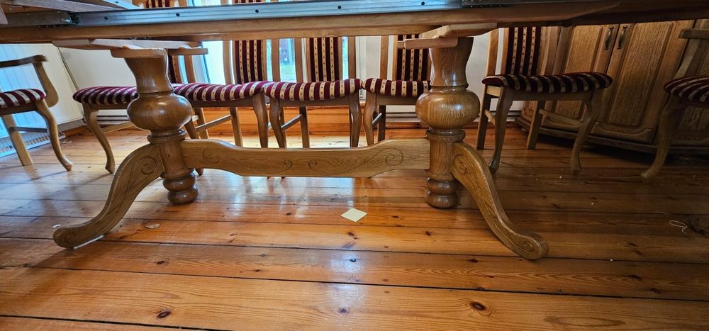 Stół dębowy rozkładany  z 12 krzesłami, witryna, komplet