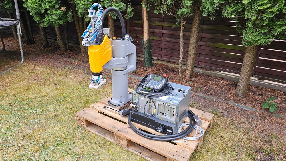 Robot przemysłowy Stäubli TS40 (CS8C) z panelem sterowania