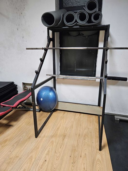 Estrutura para agachamentos com barra