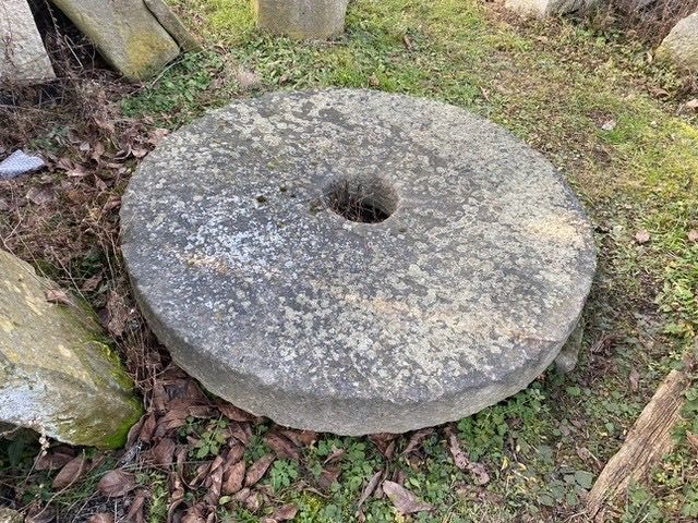 Zabytkowe Koła Młyńskie / Kamienie Młyński– różne rozmiary Z Piaskowca