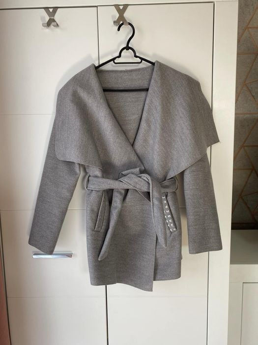 Sprzedam szary płaszczyk.