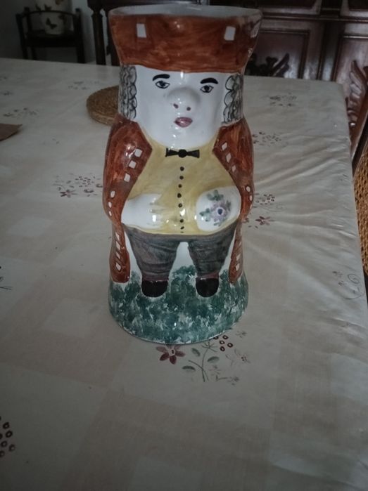 Jarro em boneco de louça antigo
