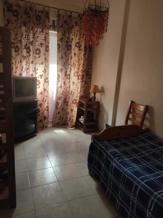 Alugo quarto na amadora.