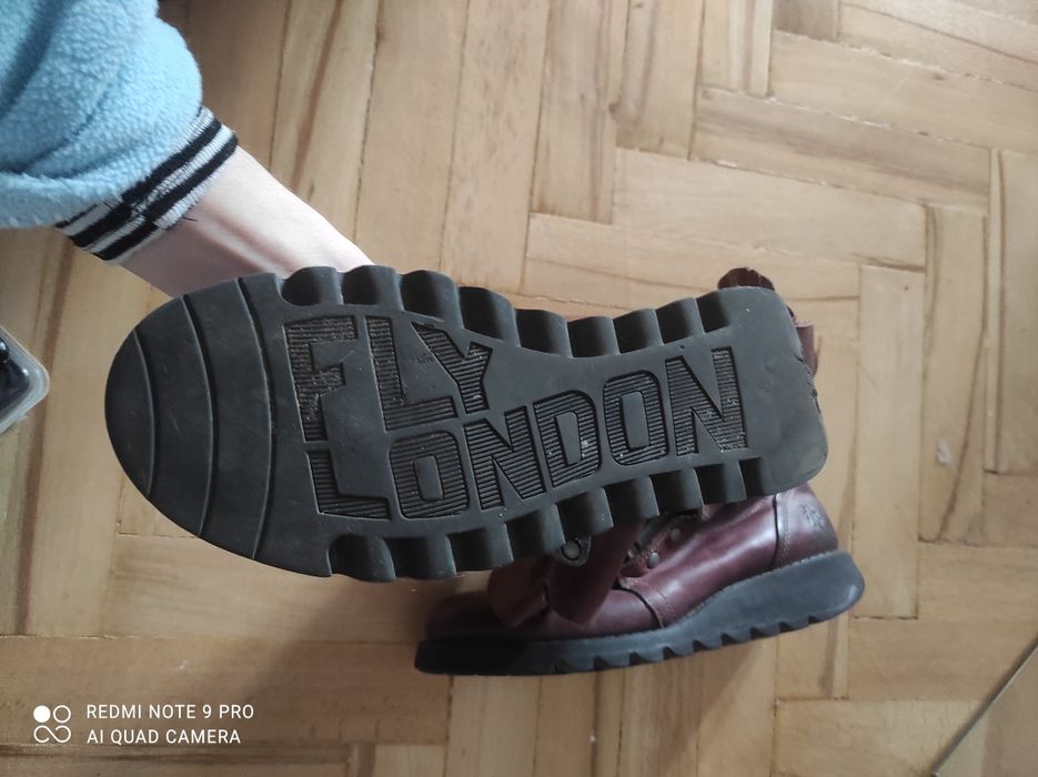 Кожаные ботинки бордового цвета fly london