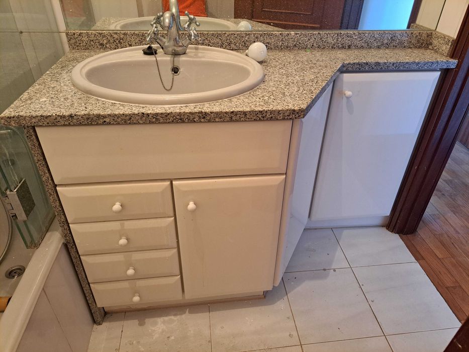 Móvel WC C/ Tampo granito + Sanita e Bidê (Como Novo) À melhor Oferta