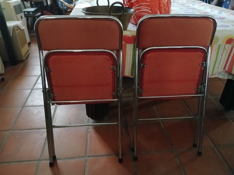 Par de cadeiras em metal