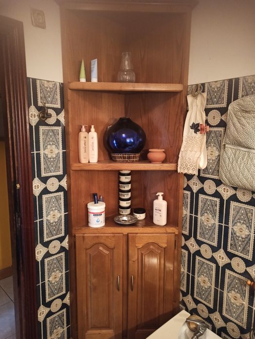 Móvel de canto em madeira de castanho