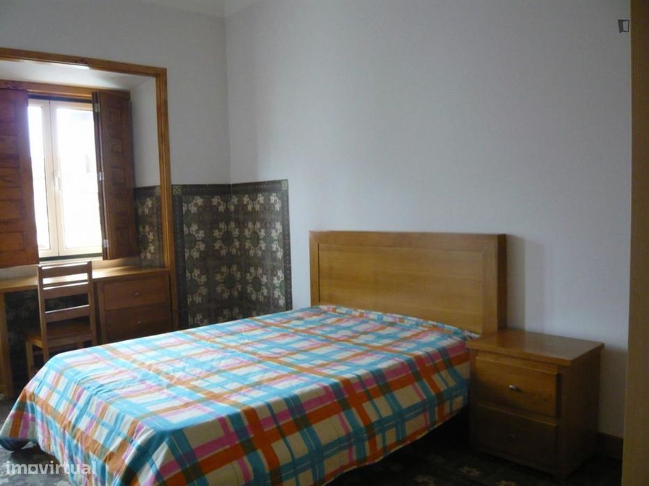 Quarto - localizado em  Coimbra