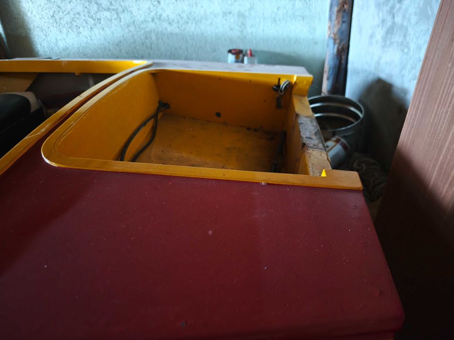 vendo barco de madeira, muito bem construído pelo próprio dono, com motor "mercury" de 35 cv e atrelado.