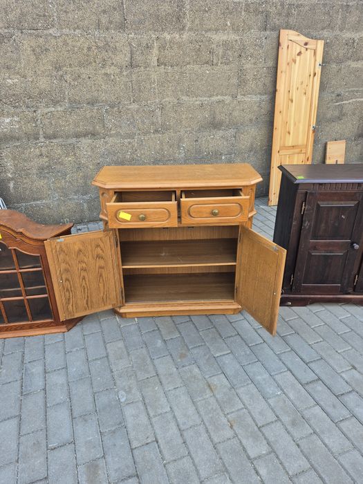 Zgrabna dębowa szafka