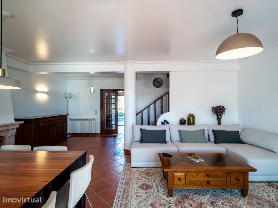 Moradia T3 com Garagem, Piscina e Vista Deslumbrante sobre a Lagoa ...