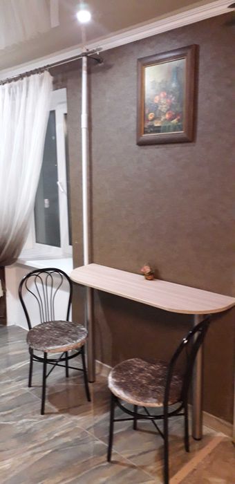 Сдаю  посуточно 2  квартиру люкс 2 этаж Дружбы Народов
