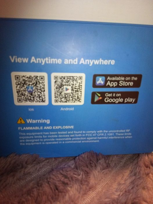 Безпровідна камера спостереження з сонячною панелькою