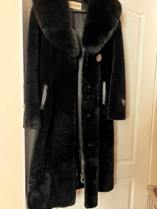 Жіноча мутонова шуба з песцовим коміром