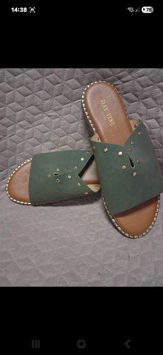 Chinelo verdes com tachas