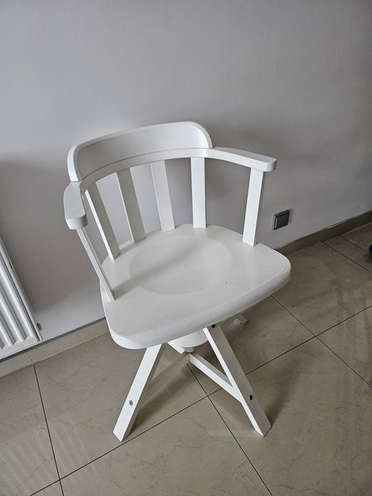 Białe krzesło IKEA