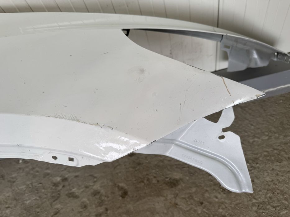 Tesla Model Y крило праве