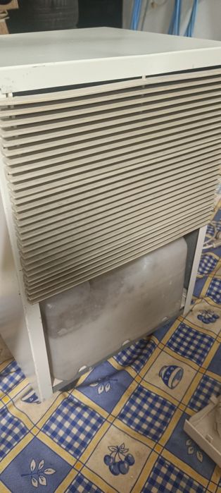 Desumidificador  da marca Supremo, com grelhas frontais