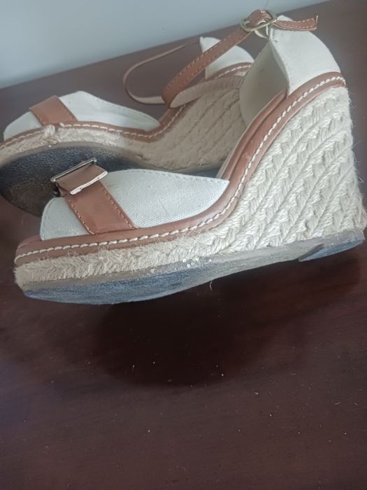 Sandalias de cunha, beges, tamanho 35