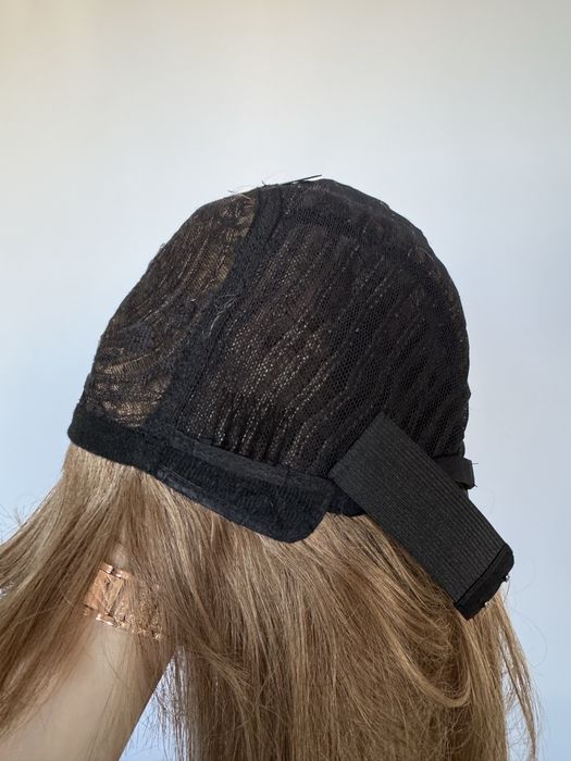 Парик русый из натуральных волос с прямой чёлкой густой