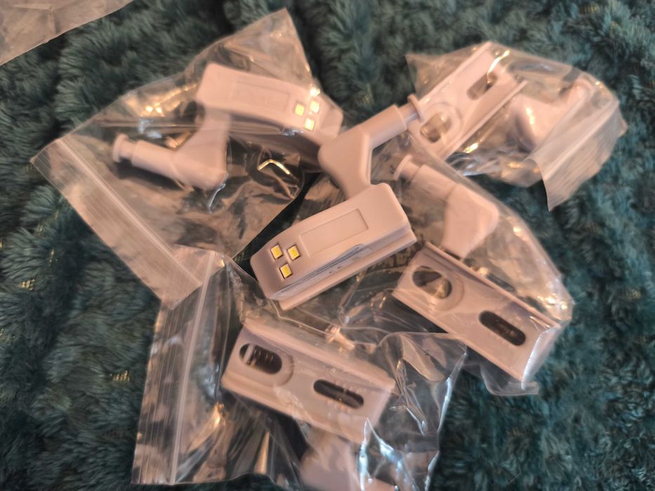 Oświetlenie do szafek LED - na zawiasy