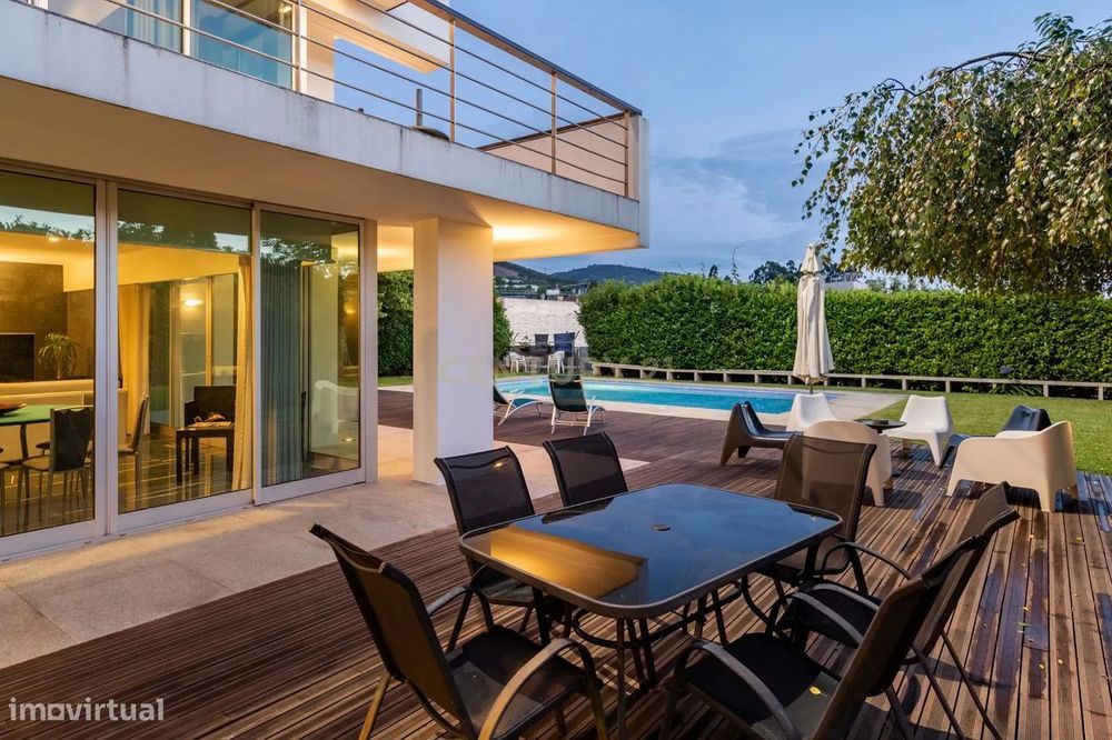 Moradia individual T4 com piscina - Lamaçães