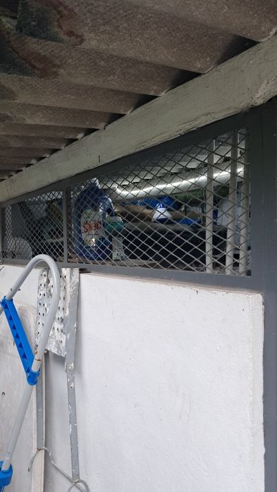 Porta em ferro + aro e grelhas laterais