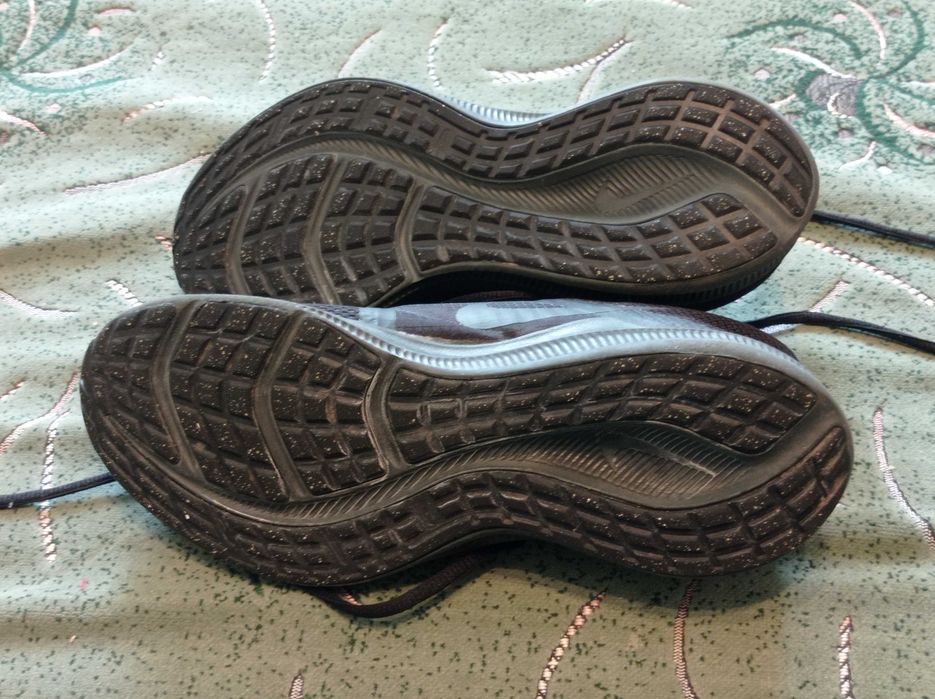 Кроссовки  Nike (оригинал) фирменные размер-36,5 стелька-23,5см