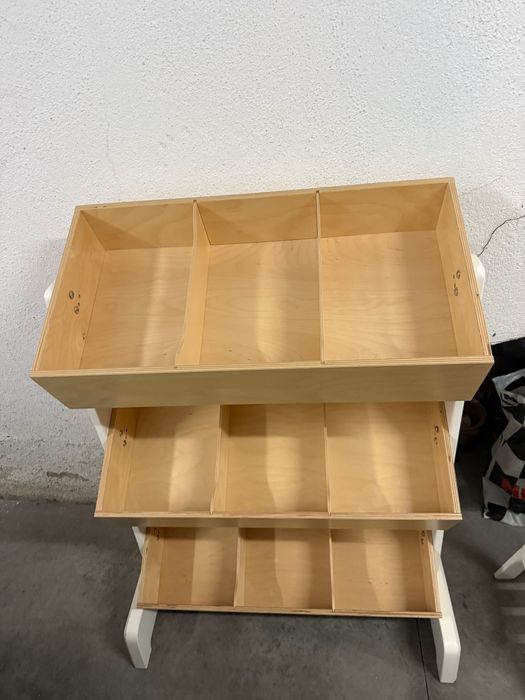 Móvel com 9 cubos