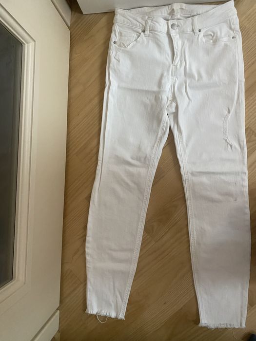 H&M biale jeansy z postrzępionymi nogawkami i przetarciami