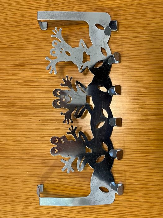 Cabides metálicos para porta