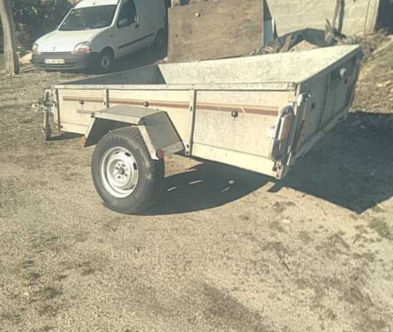 Reboque 750kg bom estado pneus novos amortecedores novos