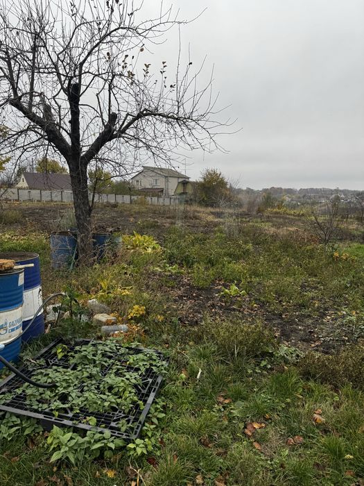 Продам ділянку у Фурсах з фундаментом, світлом і скваженою