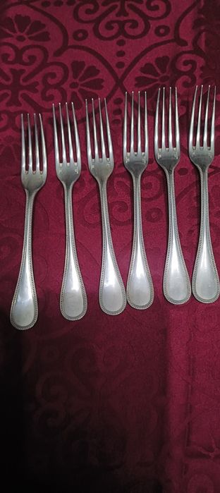 Talheres da marca Christofle sobre