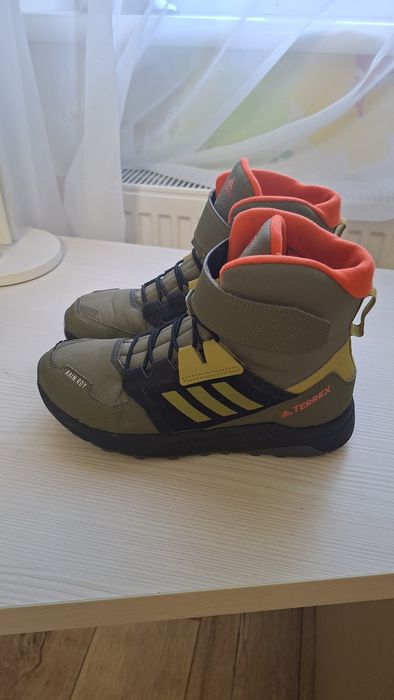 Продам зимові Adidas 36p
