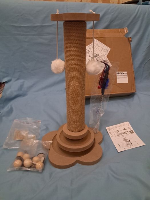 Когтеточка с игрушками для кота