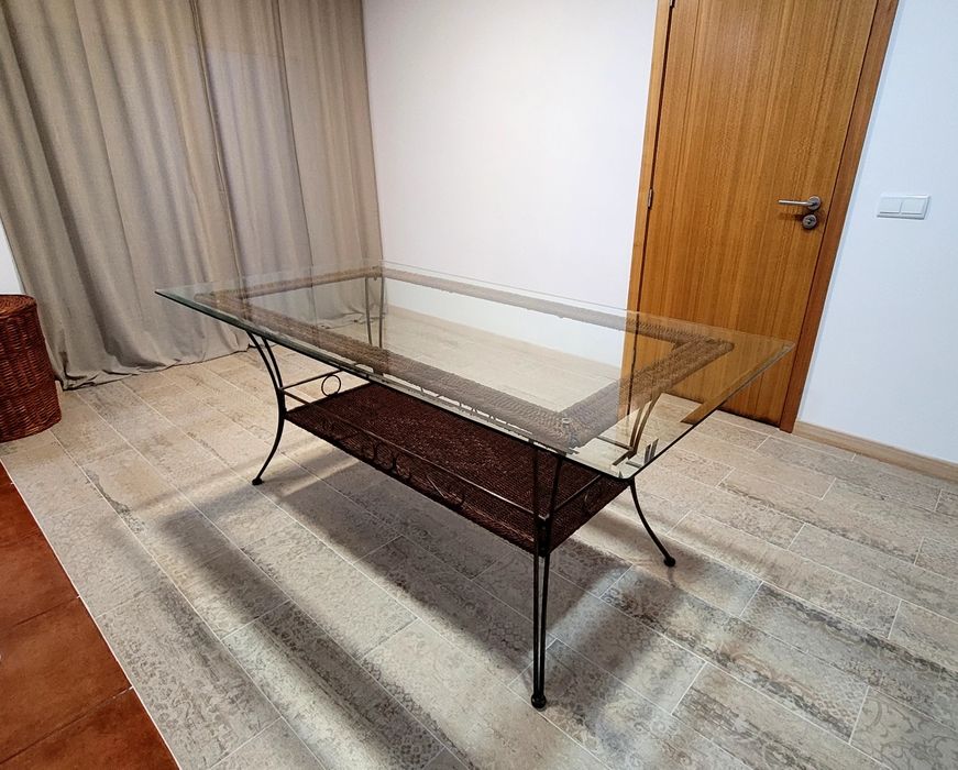 Excellent-condition dining table64284164395906120